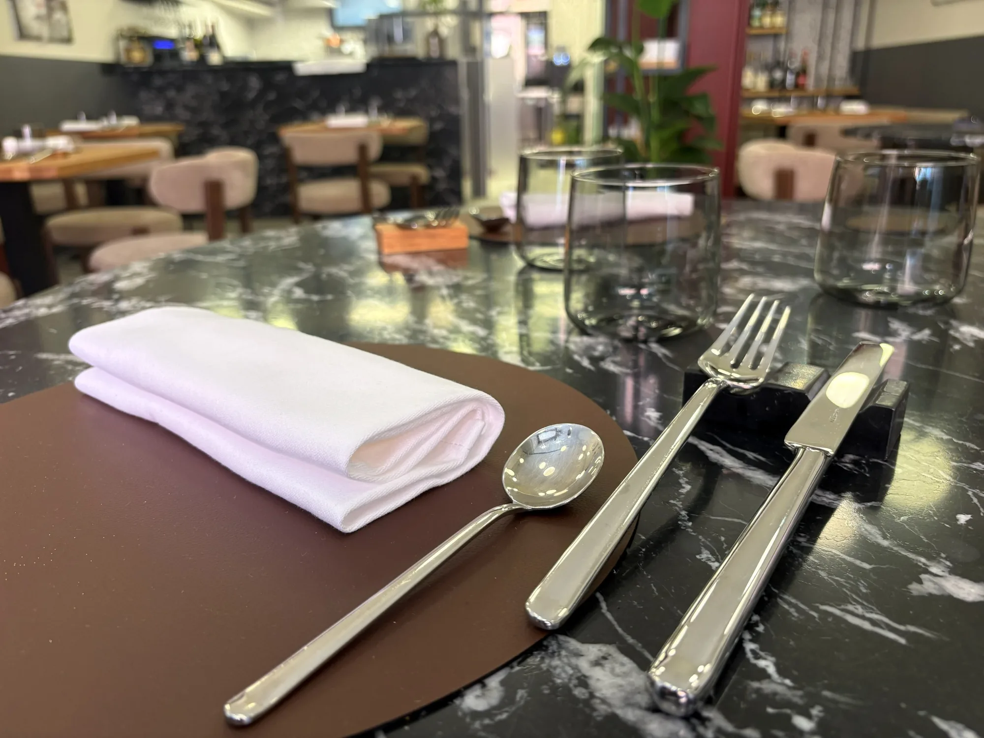 Dettaglio della mise en place al tavolo di Materia