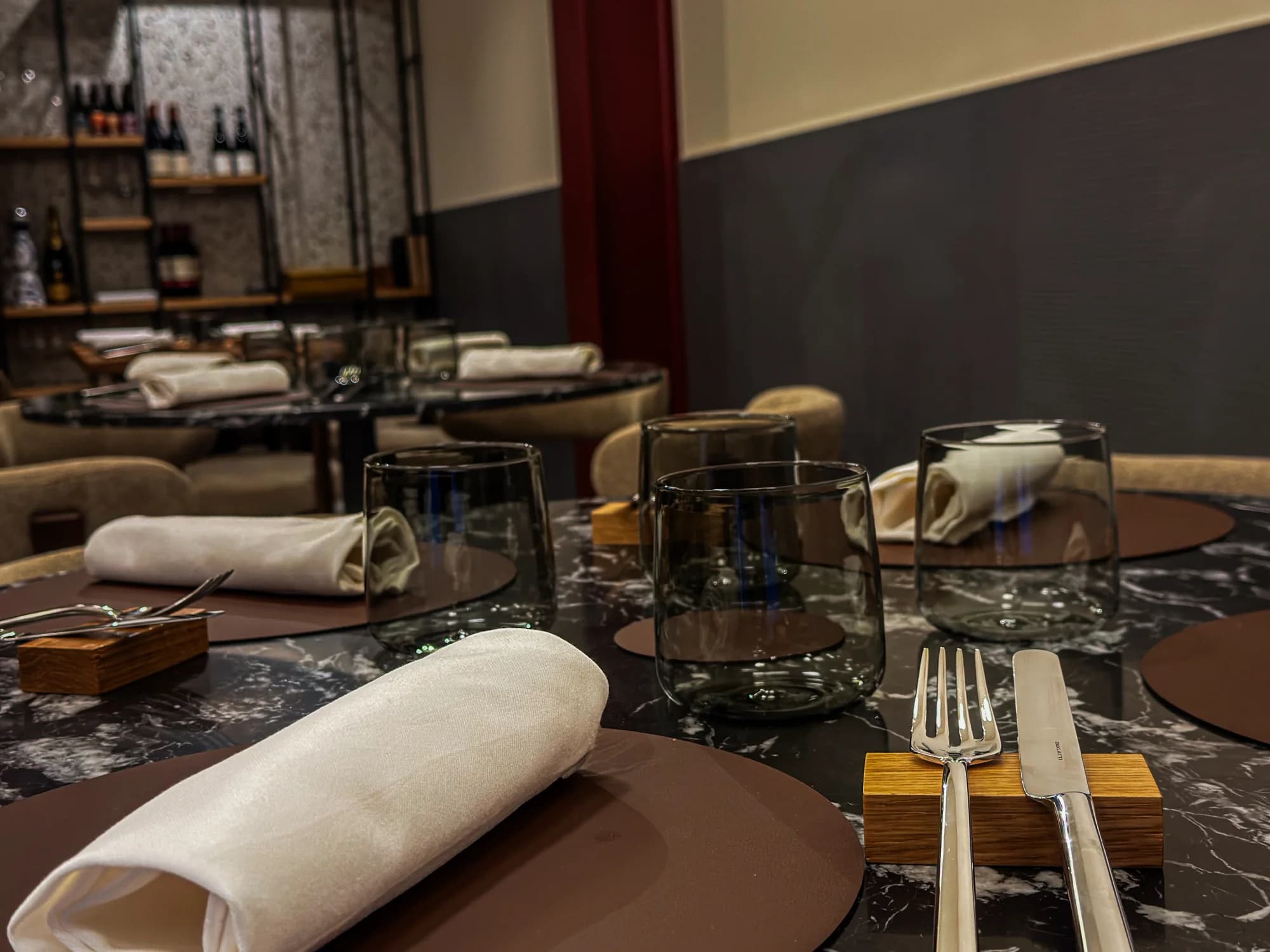 Dettaglio del coperto al tavolo di Materia Osteria Contemporanea