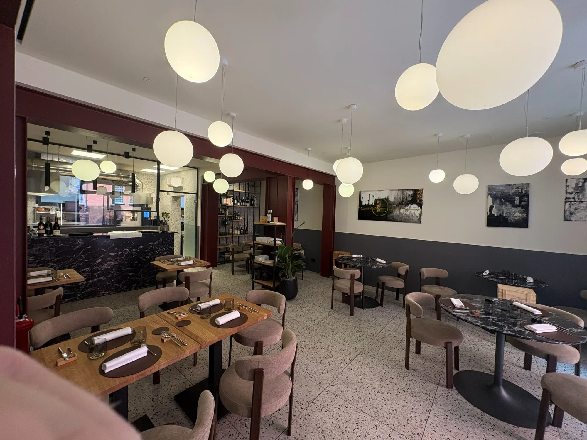 Sala di Materia apparecchiata, atmosfera intima, Ferrara