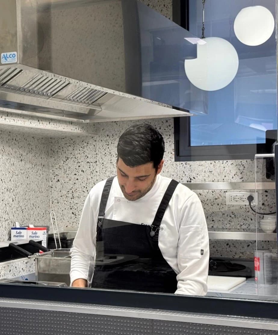 Francesco Raiti al lavoro nella cucina a vista di Materia
